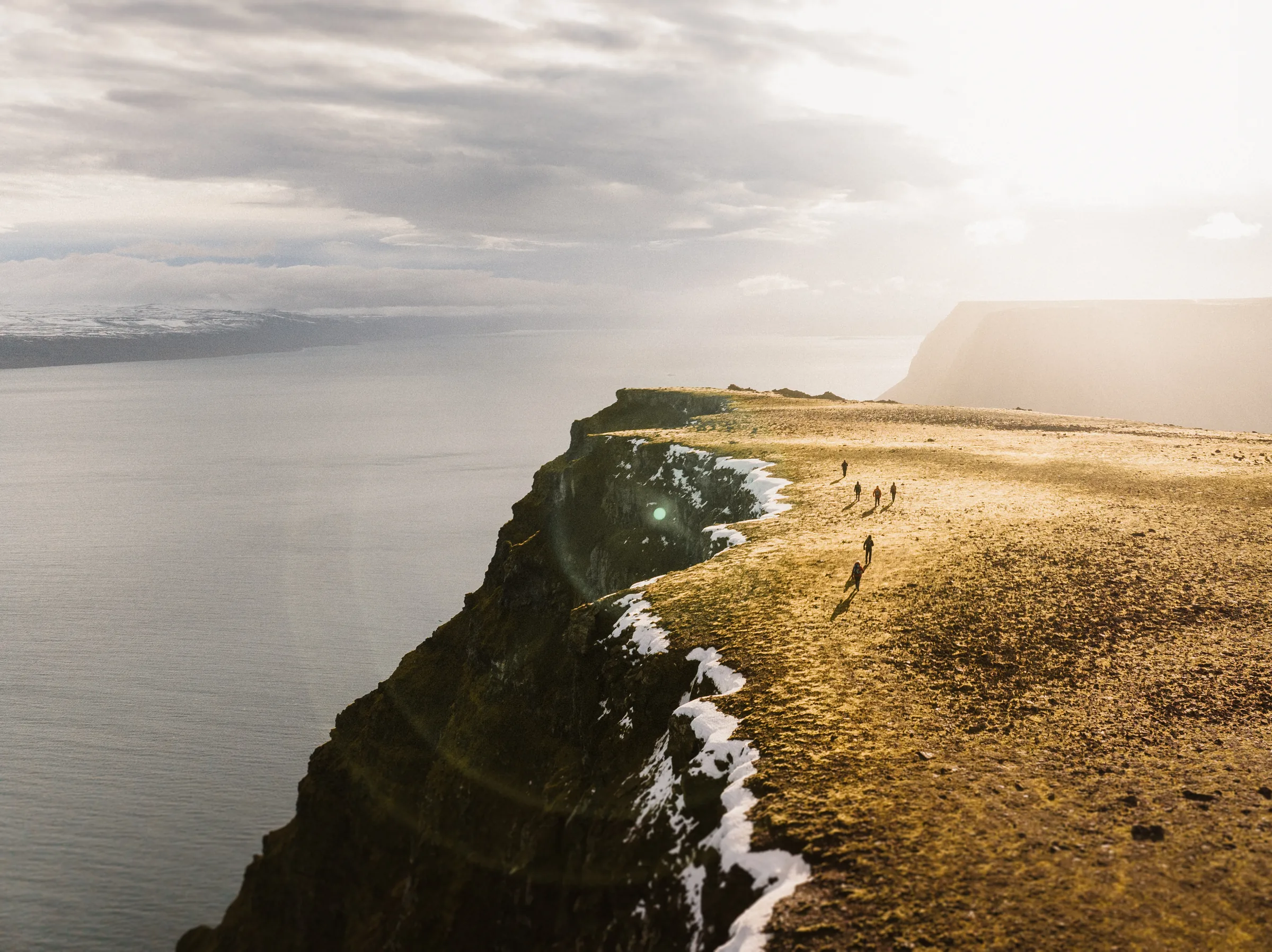 Wandergruppe auf einer Klippe über dem Meer