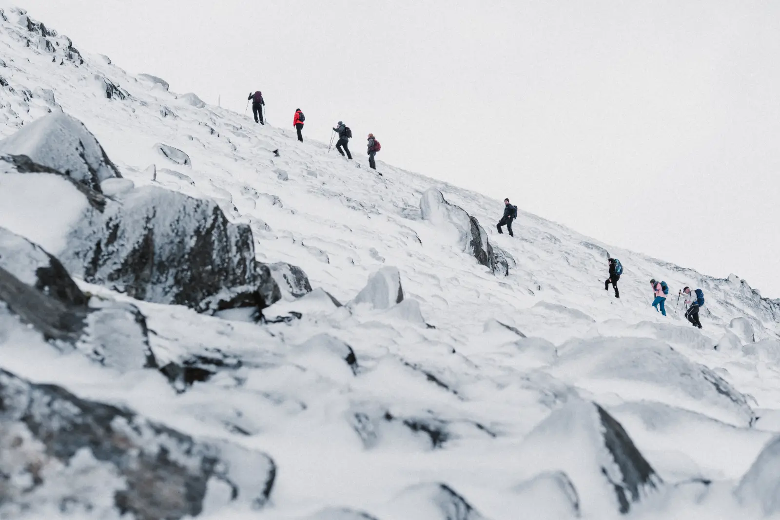 Wandergruppe im Schnee in den Westfjorden